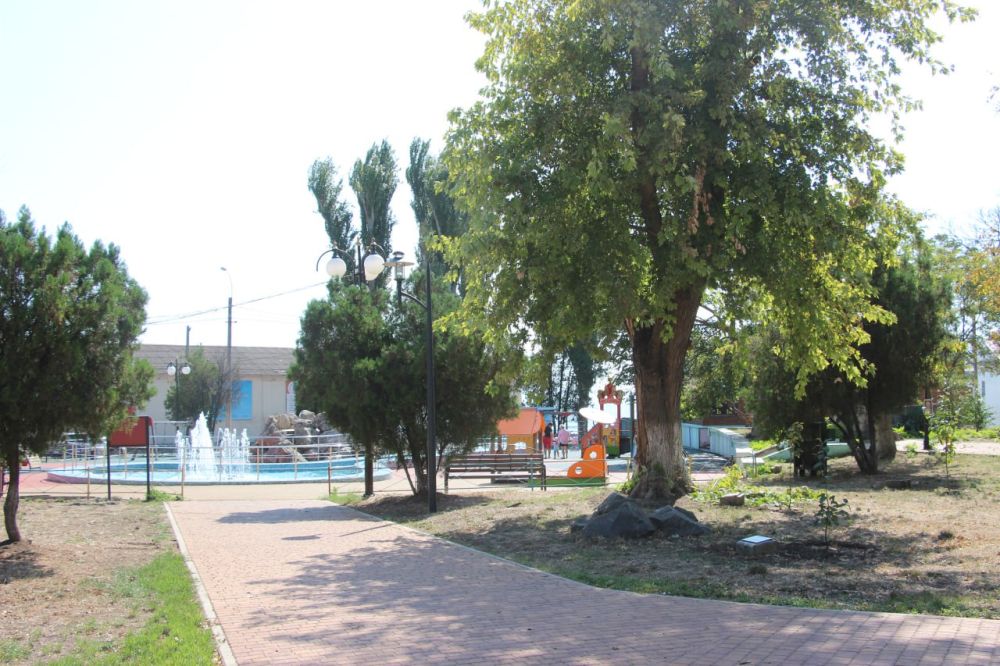 #зеленые_насаждения. В Керчи продолжаются сезонные работы по уходу за зелеными насаждениями. Обрезка сухих веток, формовочная обрезка кустов, обработка и прополка клумб. Сегодня сотрудники керченского зеленхоза работали в центральной части города #зеленые_насаждения. В Керчи продолжаются сезонные работы по уходу за зелеными насаждениями. Обрезка сухих веток, формовочная обрезка кустов, обработка и прополка клумб. Сегодня сотрудники керченского зеленхоза работали в центральной части города