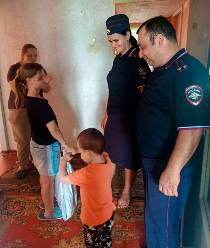 Сотрудники полиции совместно с общественниками приняли участие в акции «Помоги пойти учиться» Сотрудники полиции совместно с общественниками приняли участие в акции «Помоги пойти учиться»
