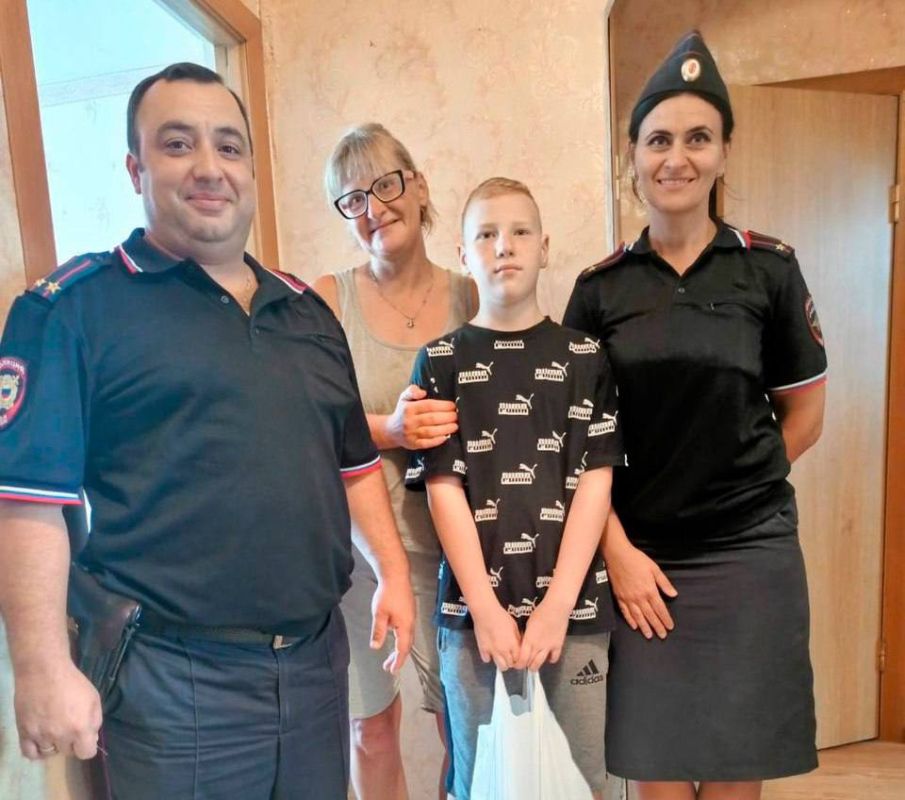 Сотрудники полиции совместно с общественниками приняли участие в акции «Помоги пойти учиться» Сотрудники полиции совместно с общественниками приняли участие в акции «Помоги пойти учиться»