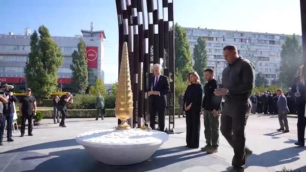 Зеленский открыл ржавый памятник и пригрозил поставить его копию в Крыму Зеленский открыл ржавый памятник и пригрозил поставить его копию в Крыму