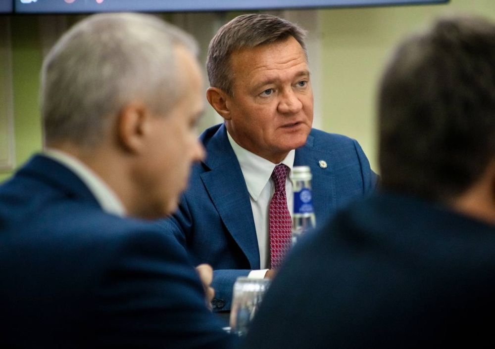 Роман Старовойт представил коллективу Росжелдора нового руководителя агентства – Александра Сахарова Роман Старовойт представил коллективу Росжелдора нового руководителя агентства – Александра Сахарова