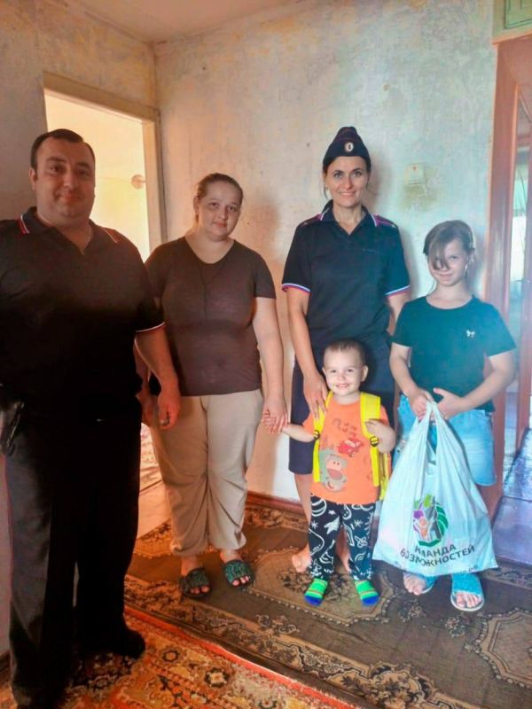 Сотрудники полиции совместно с общественниками приняли участие в акции «Помоги пойти учиться» Сотрудники полиции совместно с общественниками приняли участие в акции «Помоги пойти учиться»