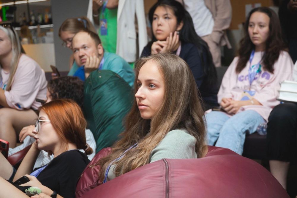 МОЛОДЕЖЬ – ГЛАВНЫЕ СТРОИТЕЛИ БУДУЩЕГО МОЛОДЕЖЬ – ГЛАВНЫЕ СТРОИТЕЛИ БУДУЩЕГО