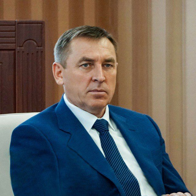 От имени Государственного комитета по водному хозяйству и мелиорации Республики Крым и от себя лично поздравляем Сергея Валерьевича Аксёнова с избранием Главой Республики Крым на новый пятилетний срок От имени Государственного комитета по водному хозяйству и мелиорации Республики Крым и от себя лично поздравляем Сергея Валерьевича Аксёнова с избранием Главой Республики Крым на новый пятилетний срок
