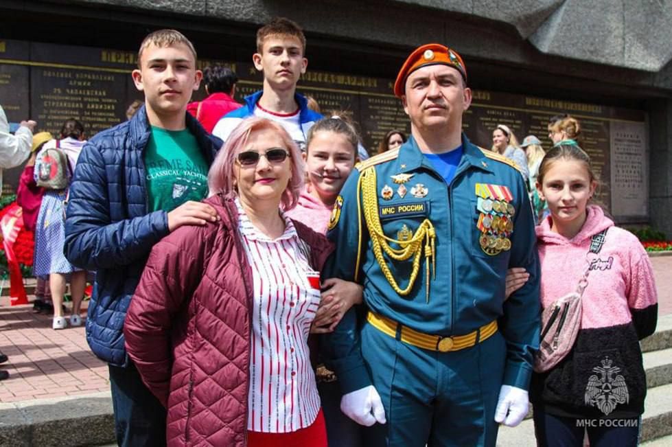 #ЛицаМЧС. Семья сотрудника МЧС России победила во Всероссийском конкурсе «Семья года» Сергей Куртуков - начальник Центра управления в кризисных ситуациях ГУ МЧС России по Севастополю. За 29 лет службы имеет десятки ведомственных наград #ЛицаМЧС. Семья сотрудника МЧС России победила во Всероссийском конкурсе «Семья года» Сергей Куртуков - начальник Центра управления в кризисных ситуациях ГУ МЧС России по Севастополю. За 29 лет службы имеет десятки ведомственных наград