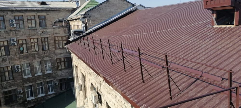 В Феодосии завершается капитальный ремонт крыши Городского Дома Культуры В Феодосии завершается капитальный ремонт крыши Городского Дома Культуры