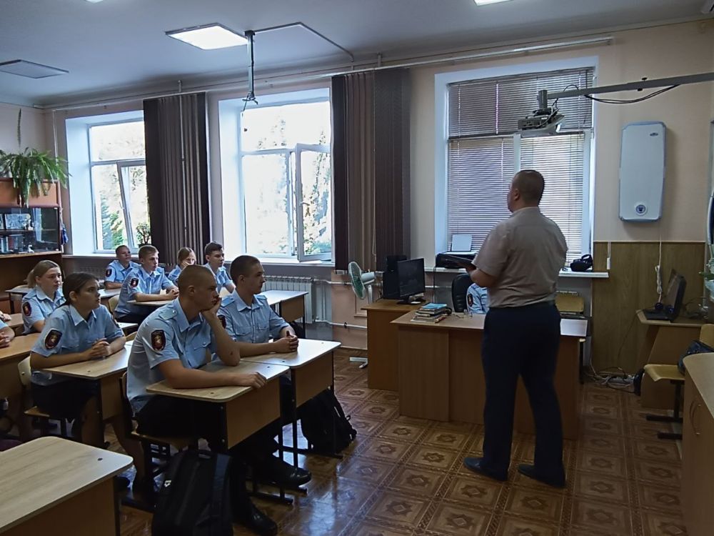Сотрудники Центра по противодействия экстремизму УМВД России по г. Севастополю провели профилактическую лекцию для кадет ОВД Сотрудники Центра по противодействия экстремизму УМВД России по г. Севастополю провели профилактическую лекцию для кадет ОВД