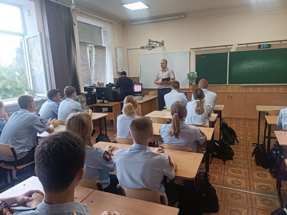 Сотрудники Центра по противодействия экстремизму УМВД России по г. Севастополю провели профилактическую лекцию для кадет ОВД Сотрудники Центра по противодействия экстремизму УМВД России по г. Севастополю провели профилактическую лекцию для кадет ОВД