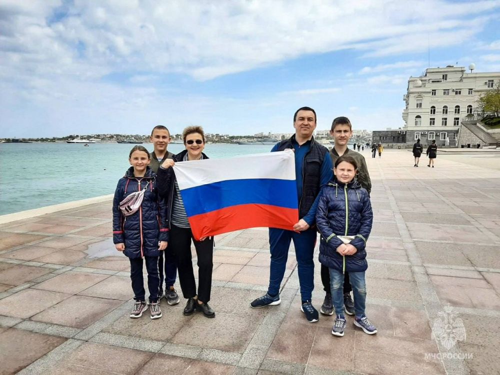 #ЛицаМЧС. Семья сотрудника МЧС России победила во Всероссийском конкурсе «Семья года» Сергей Куртуков - начальник Центра управления в кризисных ситуациях ГУ МЧС России по Севастополю. За 29 лет службы имеет десятки ведомственных наград #ЛицаМЧС. Семья сотрудника МЧС России победила во Всероссийском конкурсе «Семья года» Сергей Куртуков - начальник Центра управления в кризисных ситуациях ГУ МЧС России по Севастополю. За 29 лет службы имеет десятки ведомственных наград