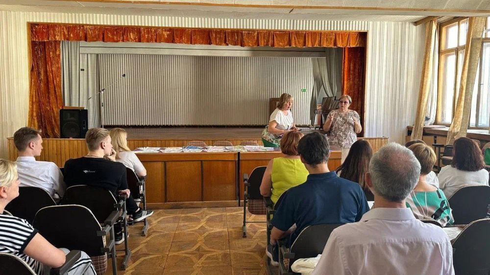 Сотрудники Центрального банка Российской Федерации провели увлекательную экскурсию, посвященную истории бумажных денег «От купюр» для работников ГУП РК «Крымтроллейбус» Сотрудники Центрального банка Российской Федерации провели увлекательную экскурсию, посвященную истории бумажных денег «От купюр» для работников ГУП РК «Крымтроллейбус»
