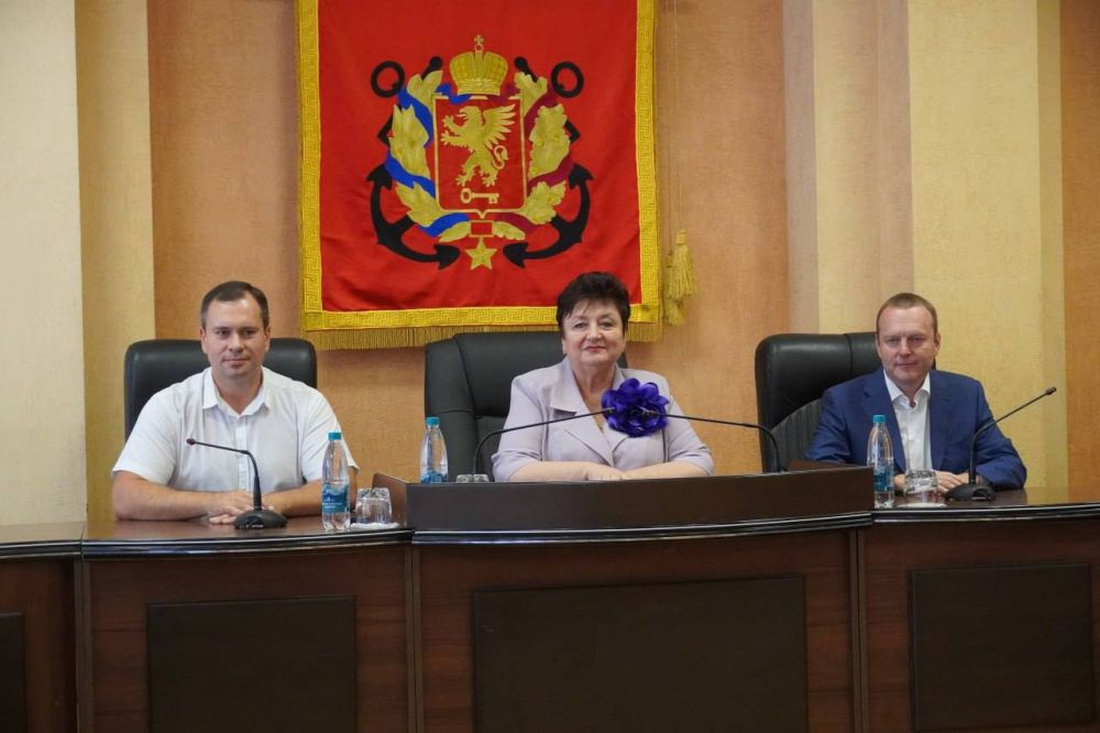 #День_города. В канун Дня города и.о. главы администрации Олег КАТОРГИН торжественно вручил паспорта юным гражданам нашей страны. Главный документ получили 10 керченских школьников, отличившиеся в учебе, искусстве, спорте, волонтерской деятельности #День_города. В канун Дня города и.о. главы администрации Олег КАТОРГИН торжественно вручил паспорта юным гражданам нашей страны. Главный документ получили 10 керченских школьников, отличившиеся в учебе, искусстве, спорте, волонтерской деятельности