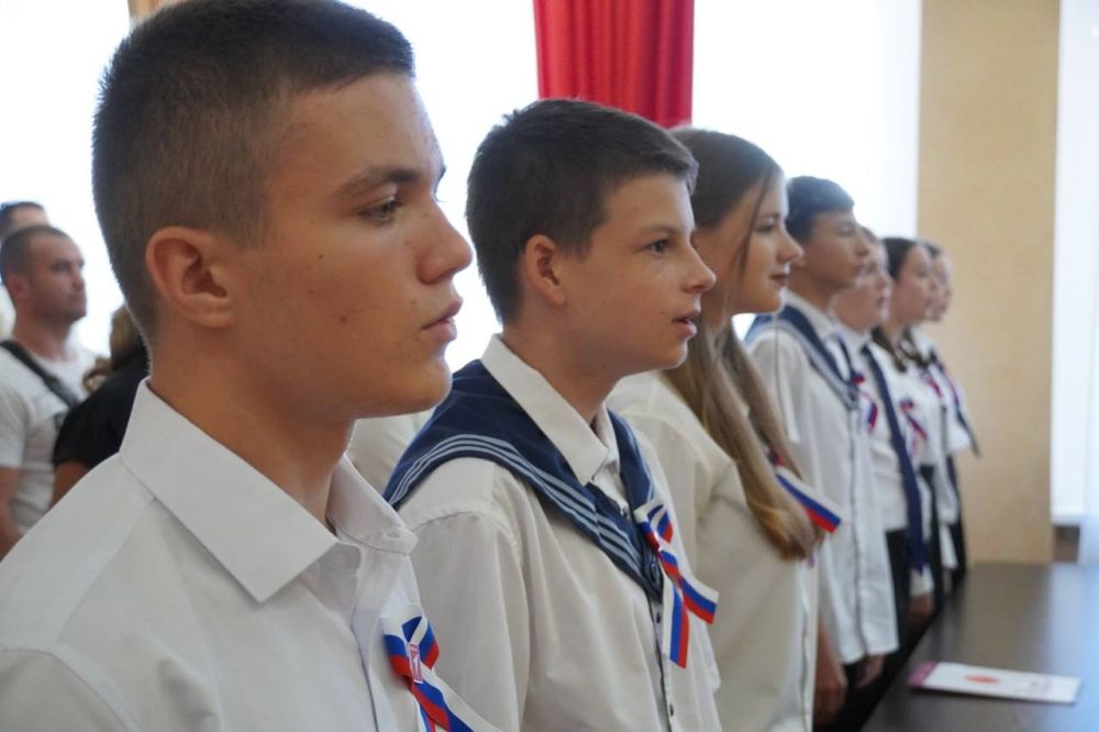 #День_города. В канун Дня города и.о. главы администрации Олег КАТОРГИН торжественно вручил паспорта юным гражданам нашей страны. Главный документ получили 10 керченских школьников, отличившиеся в учебе, искусстве, спорте, волонтерской деятельности #День_города. В канун Дня города и.о. главы администрации Олег КАТОРГИН торжественно вручил паспорта юным гражданам нашей страны. Главный документ получили 10 керченских школьников, отличившиеся в учебе, искусстве, спорте, волонтерской деятельности