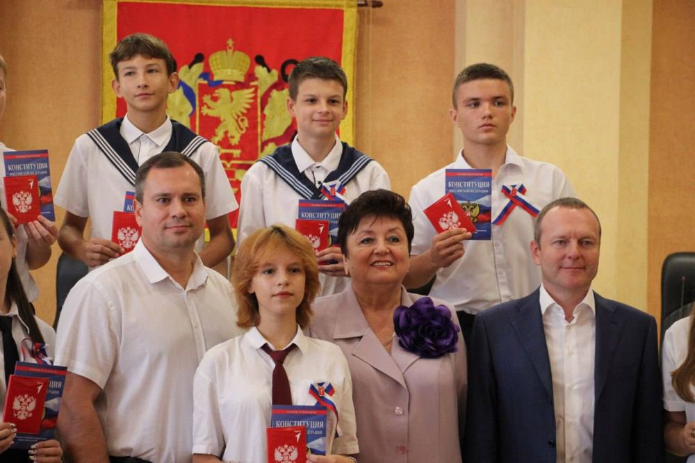 #День_города. В канун Дня города и.о. главы администрации Олег КАТОРГИН торжественно вручил паспорта юным гражданам нашей страны. Главный документ получили 10 керченских школьников, отличившиеся в учебе, искусстве, спорте, волонтерской деятельности #День_города. В канун Дня города и.о. главы администрации Олег КАТОРГИН торжественно вручил паспорта юным гражданам нашей страны. Главный документ получили 10 керченских школьников, отличившиеся в учебе, искусстве, спорте, волонтерской деятельности