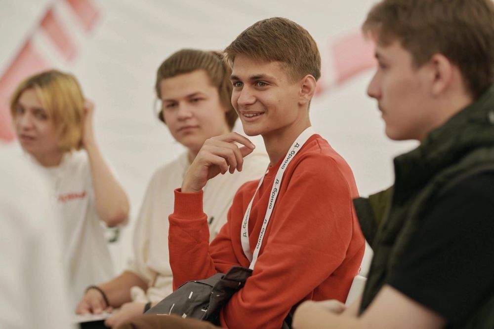 ЗАРЯЖАТЬ ДОБРОМ. В Ханты-Мансийске проходит форум социального призвания «Добрино», который объединил 500 активистов со всей... ЗАРЯЖАТЬ ДОБРОМ. В Ханты-Мансийске проходит форум социального призвания «Добрино», который объединил 500 активистов со всей...