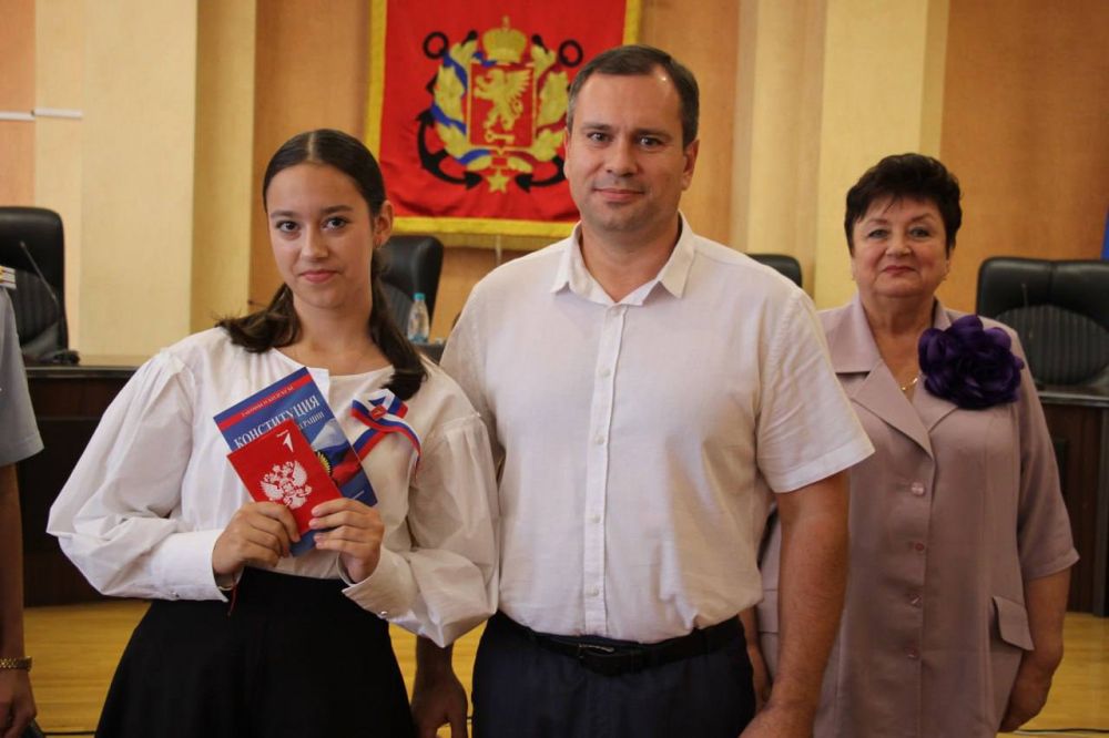 #День_города. В канун Дня города и.о. главы администрации Олег КАТОРГИН торжественно вручил паспорта юным гражданам нашей страны. Главный документ получили 10 керченских школьников, отличившиеся в учебе, искусстве, спорте, волонтерской деятельности #День_города. В канун Дня города и.о. главы администрации Олег КАТОРГИН торжественно вручил паспорта юным гражданам нашей страны. Главный документ получили 10 керченских школьников, отличившиеся в учебе, искусстве, спорте, волонтерской деятельности
