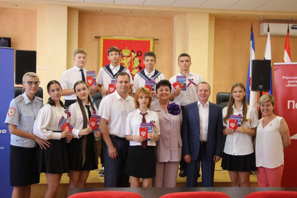 #День_города. В канун Дня города и.о. главы администрации Олег КАТОРГИН торжественно вручил паспорта юным гражданам нашей страны. Главный документ получили 10 керченских школьников, отличившиеся в учебе, искусстве, спорте, волонтерской деятельности #День_города. В канун Дня города и.о. главы администрации Олег КАТОРГИН торжественно вручил паспорта юным гражданам нашей страны. Главный документ получили 10 керченских школьников, отличившиеся в учебе, искусстве, спорте, волонтерской деятельности