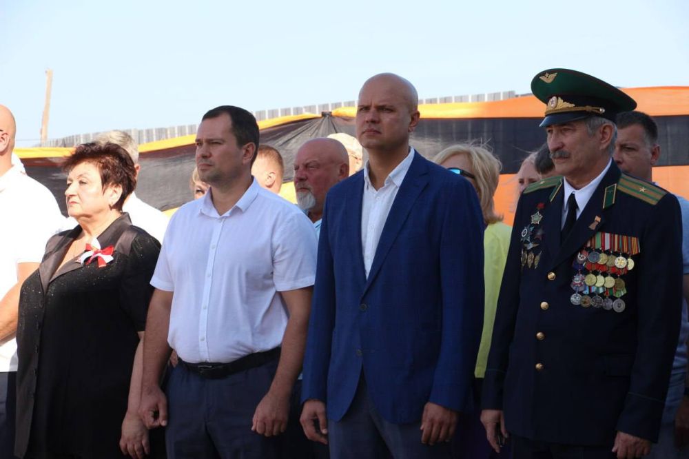 #память. По давней керченской традиции сегодня, в День города-героя, керчане возложили цветы к памятному для горожан месту и... #память. По давней керченской традиции сегодня, в День города-героя, керчане возложили цветы к памятному для горожан месту и...