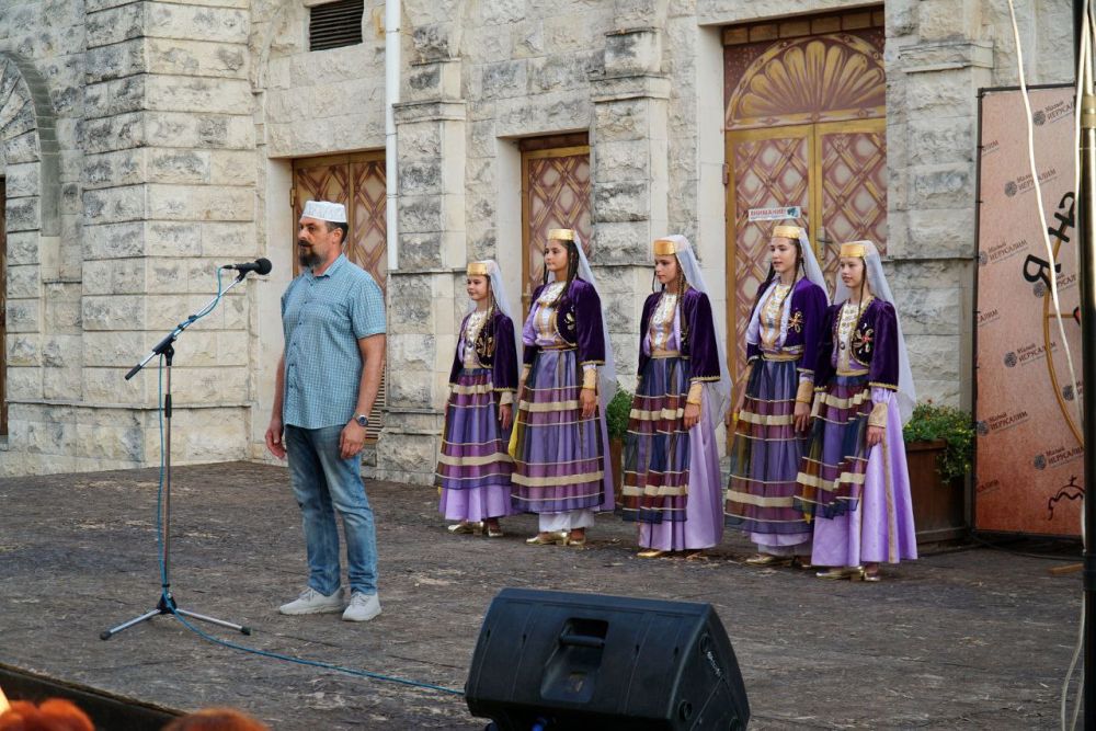 Александр Юрьев: Вчера в рамках фестиваля культуры и традиций крымских караимов «Хорандам», который сейчас проходит в Евпатории, на сцене у Купеческой синагоги жители и гости города знакомились с песнями и танцами караимов Александр Юрьев: Вчера в рамках фестиваля культуры и традиций крымских караимов «Хорандам», который сейчас проходит в Евпатории, на сцене у Купеческой синагоги жители и гости города знакомились с песнями и танцами караимов