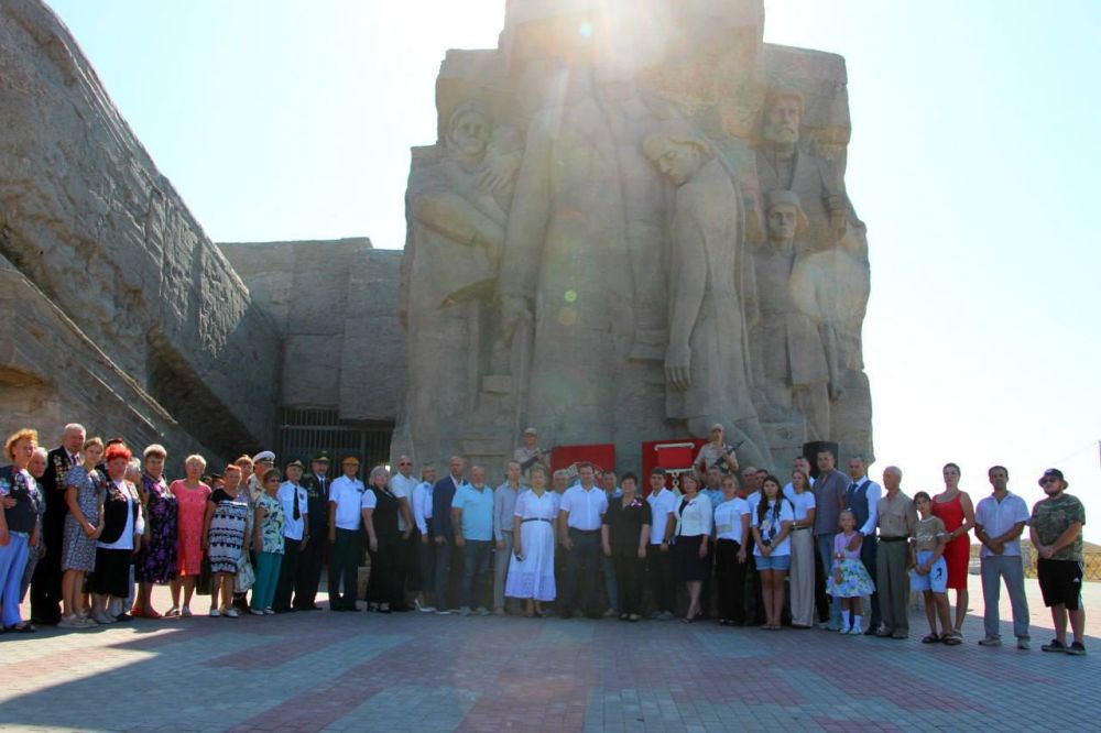 #память. По давней керченской традиции сегодня, в День города-героя, керчане возложили цветы к памятному для горожан месту и... #память. По давней керченской традиции сегодня, в День города-героя, керчане возложили цветы к памятному для горожан месту и...
