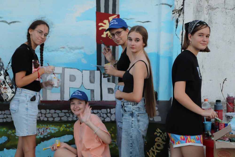 #с_праздником. В течение дня в городе проходили различные праздничные мероприятия. В центре были организованы выставки, ярмарки, развлечения для детей. Керчане приняли участие в создании мурала в сквере на Адмиралтейском проезде #с_праздником. В течение дня в городе проходили различные праздничные мероприятия. В центре были организованы выставки, ярмарки, развлечения для детей. Керчане приняли участие в создании мурала в сквере на Адмиралтейском проезде