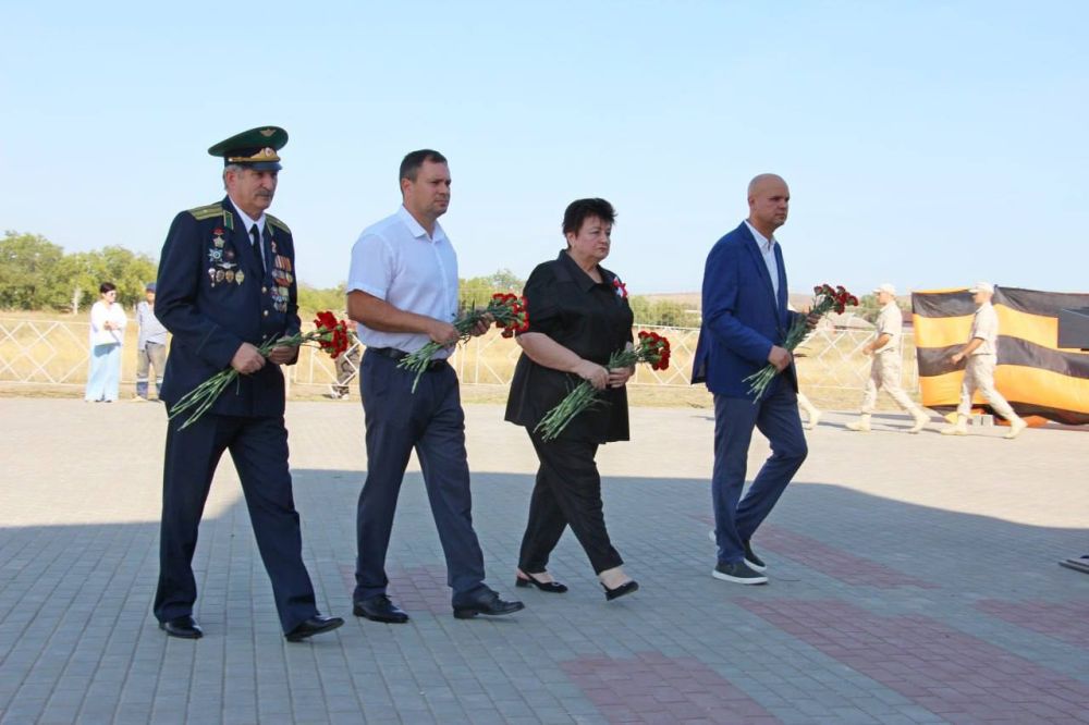 #память. По давней керченской традиции сегодня, в День города-героя, керчане возложили цветы к памятному для горожан месту и... #память. По давней керченской традиции сегодня, в День города-героя, керчане возложили цветы к памятному для горожан месту и...