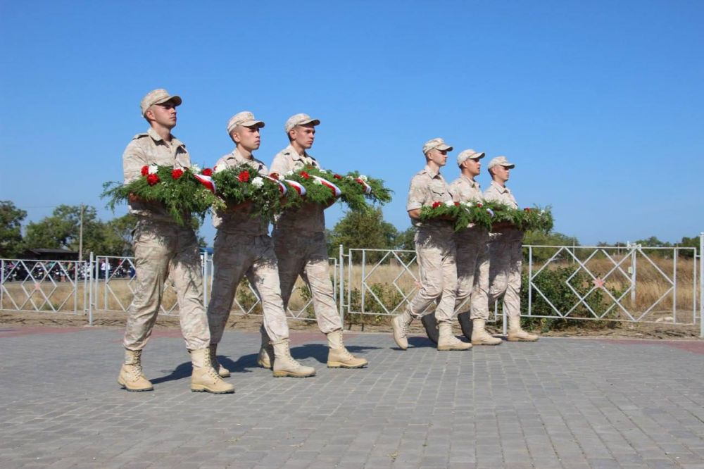 #память. По давней керченской традиции сегодня, в День города-героя, керчане возложили цветы к памятному для горожан месту и... #память. По давней керченской традиции сегодня, в День города-героя, керчане возложили цветы к памятному для горожан месту и...
