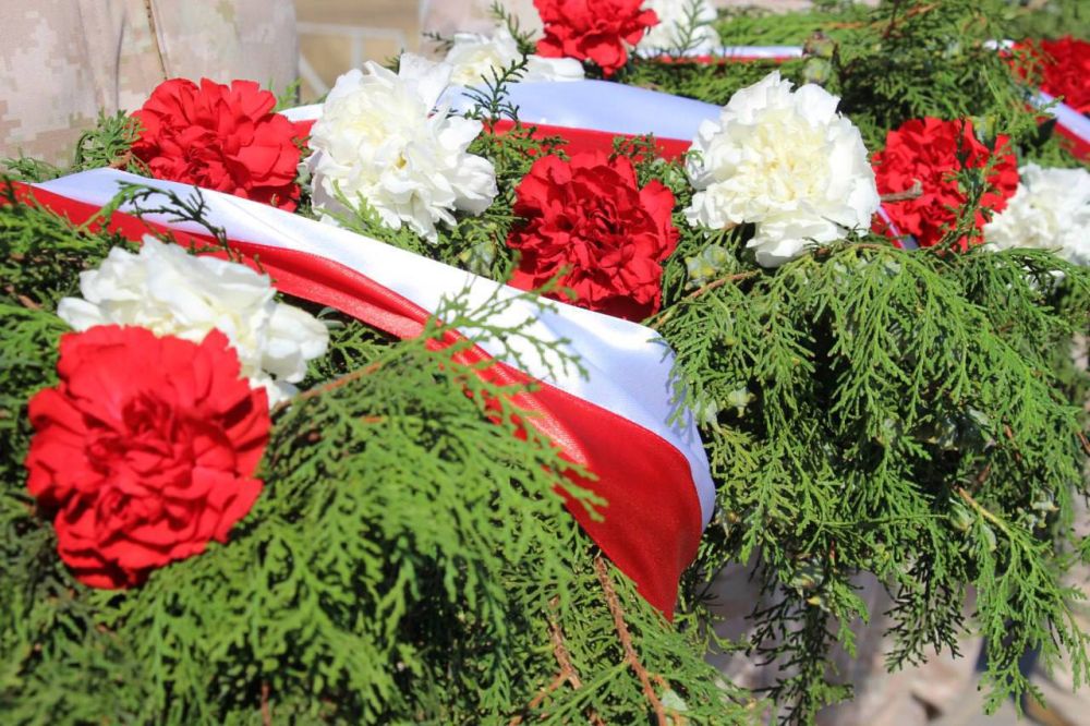 #память. По давней керченской традиции сегодня, в День города-героя, керчане возложили цветы к памятному для горожан месту и... #память. По давней керченской традиции сегодня, в День города-героя, керчане возложили цветы к памятному для горожан месту и...