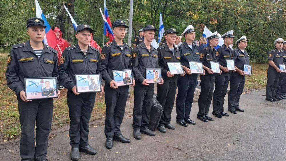 Памятник погибшим морякам БДК «Минск» открыли в Балтийске Памятник погибшим морякам БДК «Минск» открыли в Балтийске