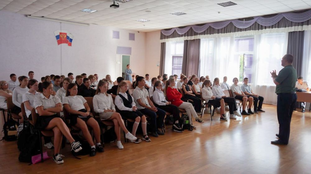 В Севастополе сотрудники полиции организовали профилактическую лекцию более чем для 80 школьников В Севастополе сотрудники полиции организовали профилактическую лекцию более чем для 80 школьников