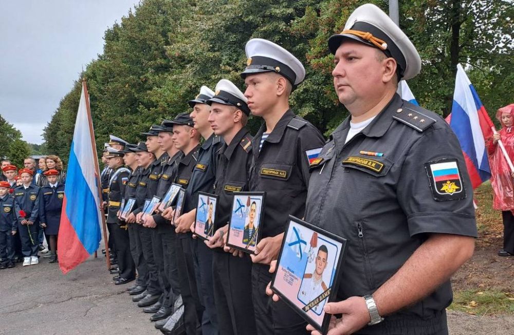 Памятник погибшим морякам БДК «Минск» открыли в Балтийске Памятник погибшим морякам БДК «Минск» открыли в Балтийске