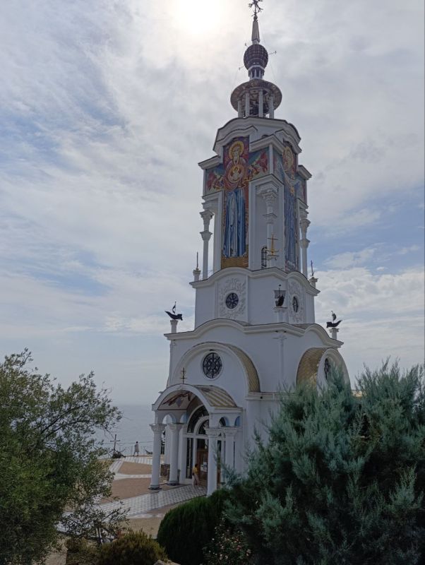Храм Святителя Николая Мирликийского в поселке Малореченское по дороге из Алушты в Судак Храм Святителя Николая Мирликийского в поселке Малореченское по дороге из Алушты в Судак
