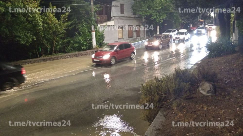 В Ялте устраняют последствия непогоды В Ялте устраняют последствия непогоды