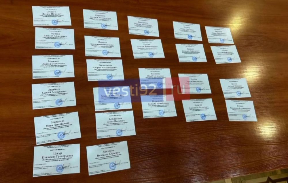 В Севизбиркоме выдают удостоверения депутатам третьего созыва Законодательного Собрания города В Севизбиркоме выдают удостоверения депутатам третьего созыва Законодательного Собрания города