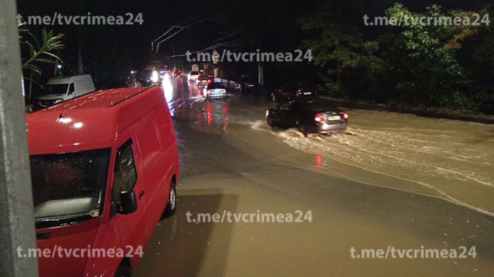 В Ялте устраняют последствия непогоды В Ялте устраняют последствия непогоды