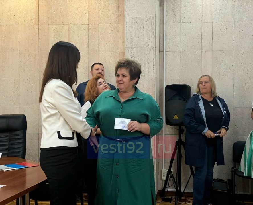 В Севизбиркоме выдают удостоверения депутатам третьего созыва Законодательного Собрания города В Севизбиркоме выдают удостоверения депутатам третьего созыва Законодательного Собрания города