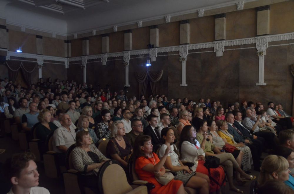 На сцене Крымскотатарского академического музыкально-драматического театра прошел концерт, посвященный началу героической обороны в годы Крымской войны На сцене Крымскотатарского академического музыкально-драматического театра прошел концерт, посвященный началу героической обороны в годы Крымской войны