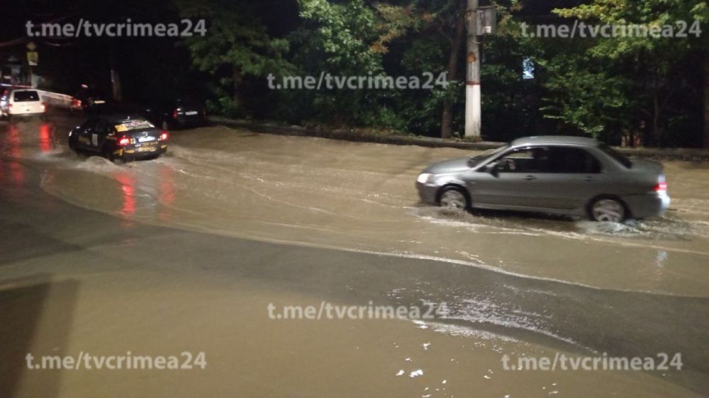 В Ялте устраняют последствия непогоды В Ялте устраняют последствия непогоды