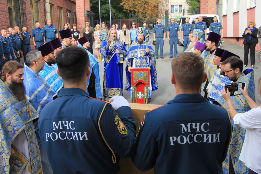 Сотрудники МЧС России приняли участие в благодарственном молебне в честь коны Божией Матери «Неопалимая Купина» Сотрудники МЧС России приняли участие в благодарственном молебне в честь коны Божией Матери «Неопалимая Купина»