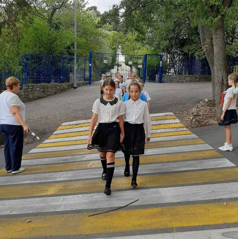 С детства знать положено правила дорожные! С детства знать положено правила дорожные!