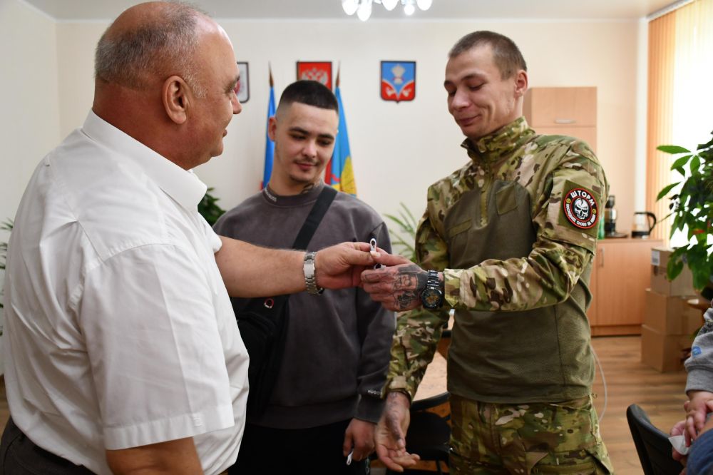 Сегодня мы рады поделиться с вами замечательной новостью – вручением ключей от собственного жилья детям – сиротам квартир Артему Мирмовичу и Дмитрию Сысе Сегодня мы рады поделиться с вами замечательной новостью – вручением ключей от собственного жилья детям – сиротам квартир Артему Мирмовичу и Дмитрию Сысе