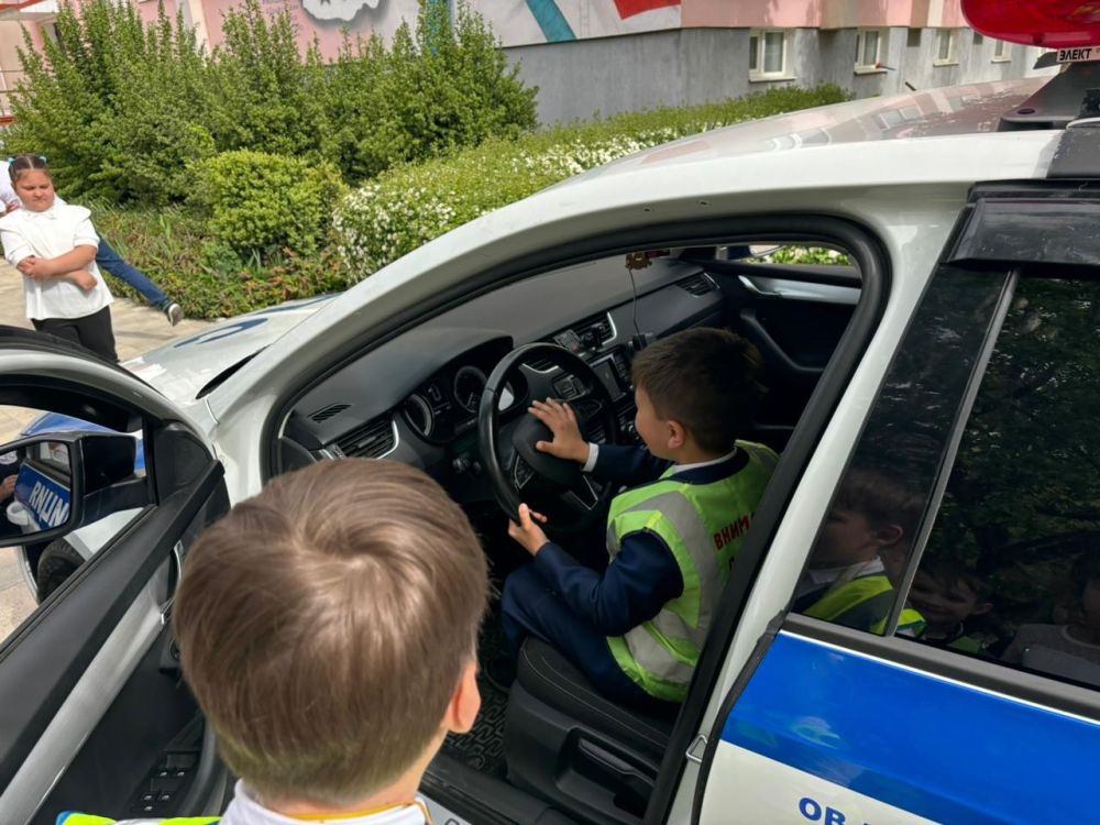 Сотрудники симферопольской Госавтоинспекции в рамках Недели безопасности дорожного движения проводят встречи с учащимися образовательных учреждений Сотрудники симферопольской Госавтоинспекции в рамках Недели безопасности дорожного движения проводят встречи с учащимися образовательных учреждений