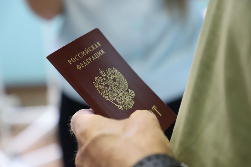 В Севастополе полицейские вручили паспорта РФ участникам спецоперации В Севастополе полицейские вручили паспорта РФ участникам спецоперации