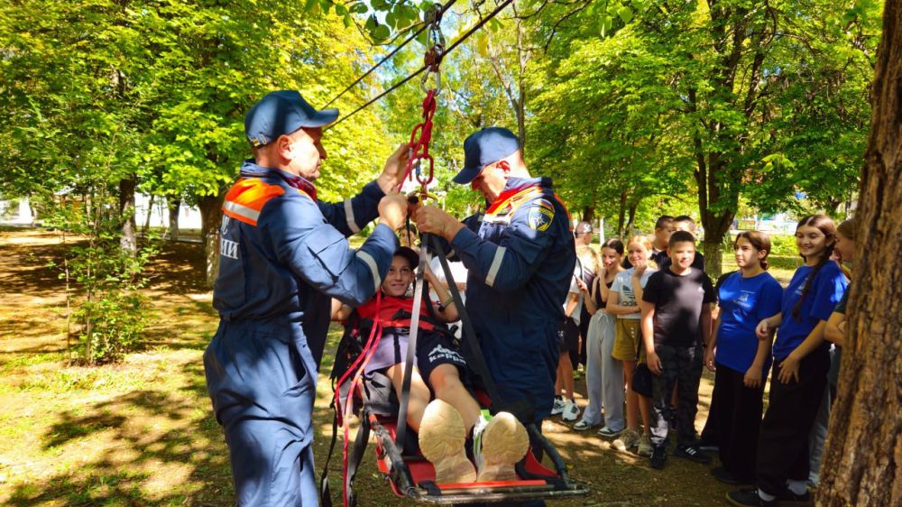 В рамках слета «Школа юных командиров» в Детском оздоровительном центре "Сокол" состоялся открытый урок для кадетов пожарно-спасательного профиля В рамках слета «Школа юных командиров» в Детском оздоровительном центре "Сокол" состоялся открытый урок для кадетов пожарно-спасательного профиля