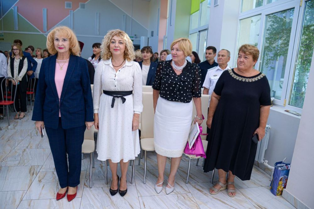 Эммилия Леонова: Юбилей школы – это особый праздник, объединяющий многие поколения учителей, учеников и родителей Эммилия Леонова: Юбилей школы – это особый праздник, объединяющий многие поколения учителей, учеников и родителей