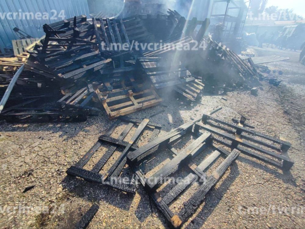 Пожарные потушили два грузовика, которые сегодня горели в Симферополе Пожарные потушили два грузовика, которые сегодня горели в Симферополе