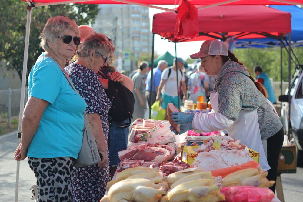 Сегодня с самого утра на трех традиционных площадках города Симферополя сельхозпроизводители Крыма привезли свою продукцию для жителей и гостей Сегодня с самого утра на трех традиционных площадках города Симферополя сельхозпроизводители Крыма привезли свою продукцию для жителей и гостей