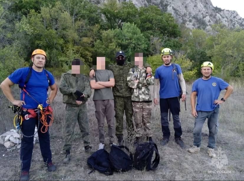 В Судаке спасатели эвакуировали с горы Космос четырёх подростков В Судаке спасатели эвакуировали с горы Космос четырёх подростков