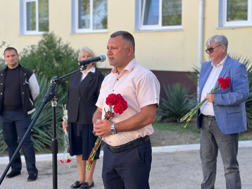 Игорь Ивин: Совместно с Сергеем Николаевичем Ильченко и Сергеем Сергеевичем Дорошенко приняли участие в открытии Почетного караула Вахты Памяти поколений – «Пост № 1» Игорь Ивин: Совместно с Сергеем Николаевичем Ильченко и Сергеем Сергеевичем Дорошенко приняли участие в открытии Почетного караула Вахты Памяти поколений – «Пост № 1»