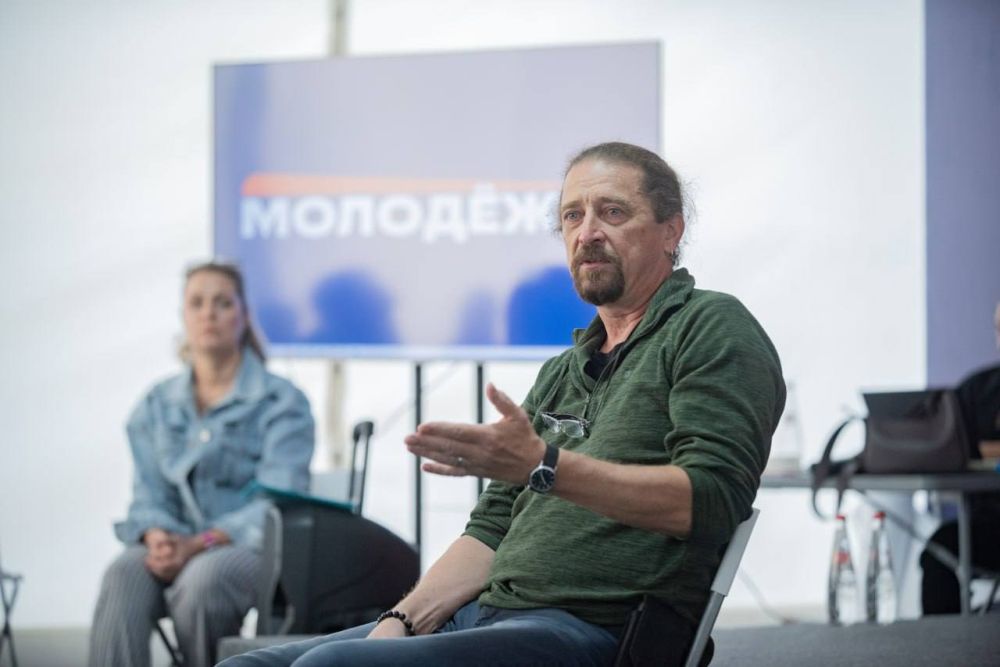 Военкор РИА Новости Крым Дмитрий Макеев встретился с севастопольской молодежью Военкор РИА Новости Крым Дмитрий Макеев встретился с севастопольской молодежью