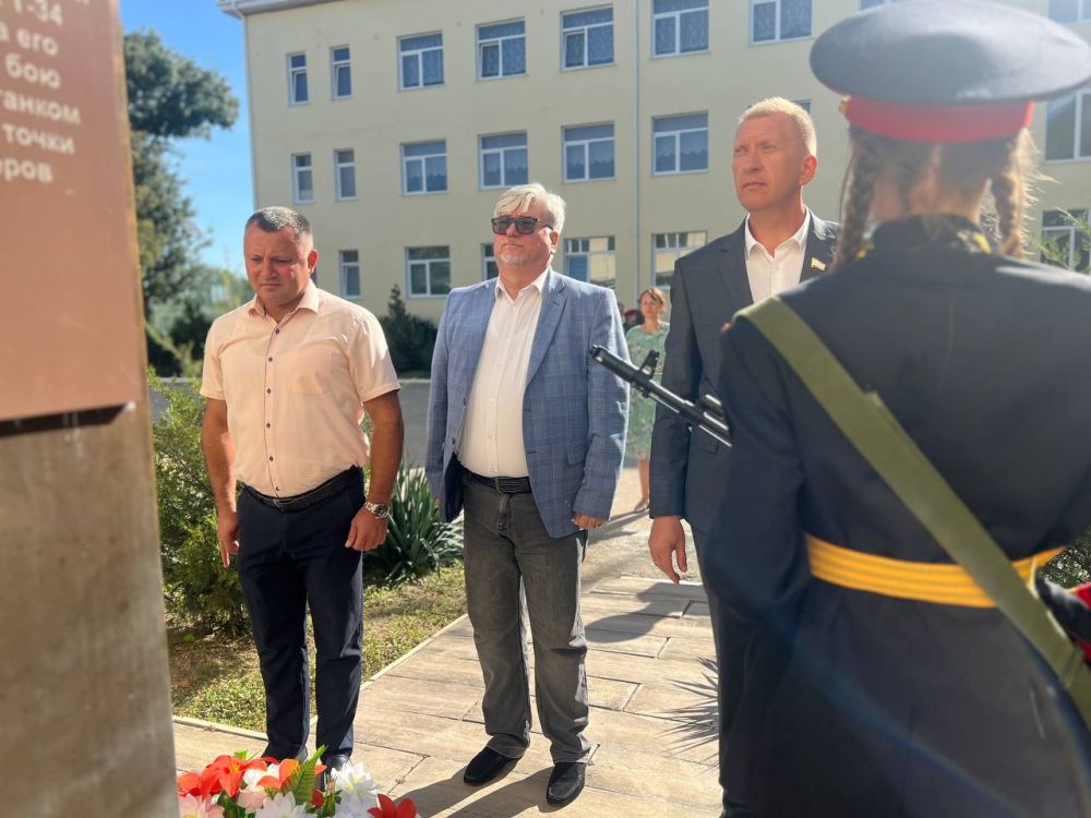 Игорь Ивин: Совместно с Сергеем Николаевичем Ильченко и Сергеем Сергеевичем Дорошенко приняли участие в открытии Почетного караула Вахты Памяти поколений – «Пост № 1» Игорь Ивин: Совместно с Сергеем Николаевичем Ильченко и Сергеем Сергеевичем Дорошенко приняли участие в открытии Почетного караула Вахты Памяти поколений – «Пост № 1»